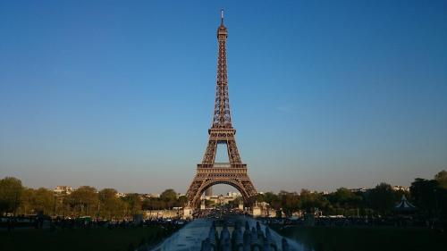 Imaginez la fine couche de gaz de la Terre comme une tour Eiffel