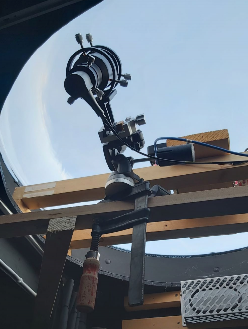 Petite lunette astronomique utilisée pour capturer la lumière aurorale