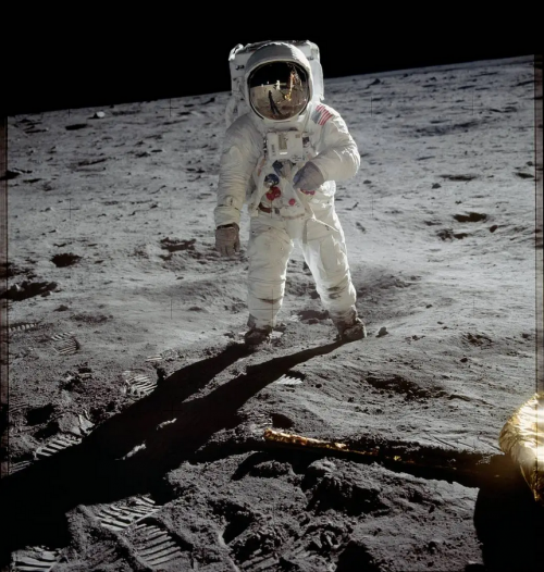 L'astronaute Buzz Aldrin marche sur la surface de la Lune