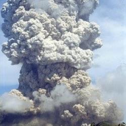 Les grandes éruptions volcaniques explosives telles que celle de la Soufrière en mai 2006 (Voir photo) injectent une énorme quantité de cendres et de gaz de soufre dans l'atmosphère, qui restent durablement dans la stratosphère et influencent la dynamique et la chimie de la stratosphère, ainsi que l'évolution du climat.