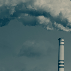 Cheminées industrielles polluant directement l'atmosphère