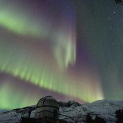Aurore capture au-dessus du dôme astronomique de l’observatoire de Skibotn en Norvège (Crédit : Gaël Cessateur)