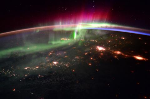 Lumières polaires (aurores) sur le nord du Canada