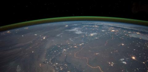 Lueur nocturne entourant la Terre