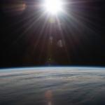 Soleil rayonnement solaire et la Terre dans l'espace