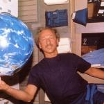 Dirk Frimout Ballon globe terrestre dans l'espace